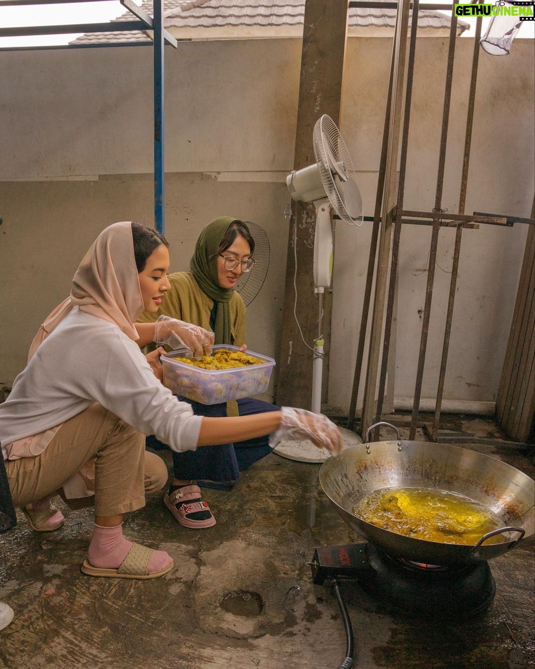Aurélie Moeremans Instagram - Menyenangkan sekali kemarin main games-games seru, banyak ngobrol, foto-foto, masak-masak lalu siapin es buah yang seger banget buat para santri Ma’had Al Imam Ibnu Katsir ♥️ Semua yang aku sebut di atas bikin seneng banget tapi yang paling bikin happy, mereka kemarin kira aku umur 17 😂 Jangan slide sampe foto terakhir 😋 Gak sabar untuk #Voluntrip selanjutnya! #RelawanVoluntrip MA'had Ibnu Katsir Bekasi