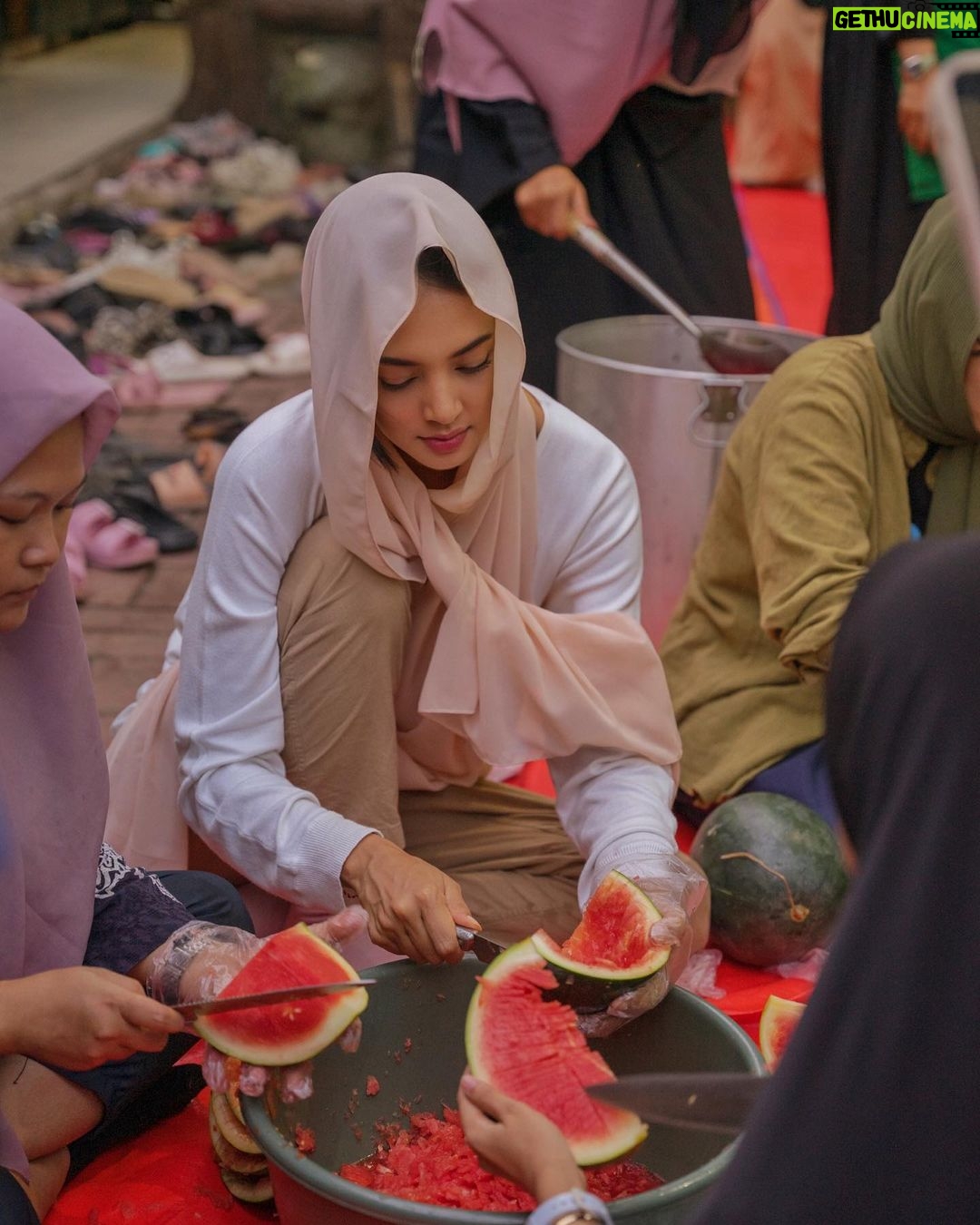 Aurélie Moeremans Instagram - Menyenangkan sekali kemarin main games-games seru, banyak ngobrol, foto-foto, masak-masak lalu siapin es buah yang seger banget buat para santri Ma’had Al Imam Ibnu Katsir ♥️ Semua yang aku sebut di atas bikin seneng banget tapi yang paling bikin happy, mereka kemarin kira aku umur 17 😂 Jangan slide sampe foto terakhir 😋 Gak sabar untuk #Voluntrip selanjutnya! #RelawanVoluntrip MA'had Ibnu Katsir Bekasi