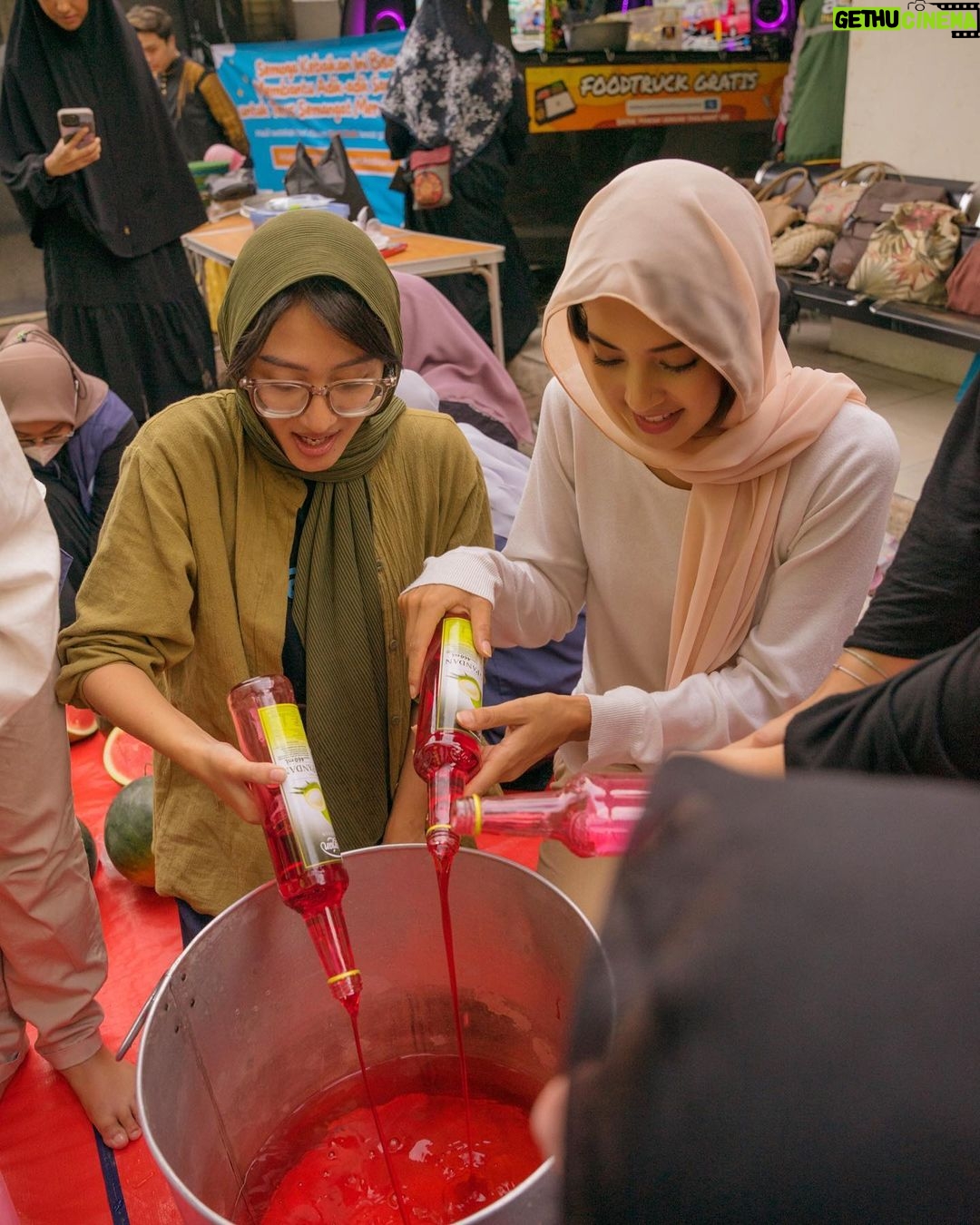 Aurélie Moeremans Instagram - Menyenangkan sekali kemarin main games-games seru, banyak ngobrol, foto-foto, masak-masak lalu siapin es buah yang seger banget buat para santri Ma’had Al Imam Ibnu Katsir ♥️ Semua yang aku sebut di atas bikin seneng banget tapi yang paling bikin happy, mereka kemarin kira aku umur 17 😂 Jangan slide sampe foto terakhir 😋 Gak sabar untuk #Voluntrip selanjutnya! #RelawanVoluntrip MA'had Ibnu Katsir Bekasi