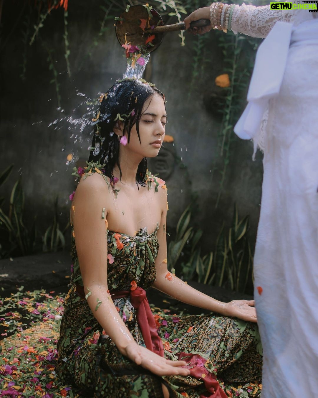 Aurélie Moeremans - 158.9K Likes - “ Who would have thought a young girl as cheerful as you actually carried so much trauma inside for so long! Your soul is exhausted, Aurélie. It’s time to let go.. “ kata ibunya..
Saya ngga pindah agama, tenang.
Bukan siraman juga! lol
Ini ritual adat Bali : Melukat.
Melukat berasal dari kata “Sulukat” yakni Su yang berarti Baik dan Lukat yang artinya Pensucian.
Dalam bahasa Indonesia, lukat memiliki arti melepaskan sesuatu dari kita.
“ Trauma creates changes you don’t choose. Healing is about creating change that you do choose. “
Semoga semua yang membaca ini diberi kesehatan, kebahagiaan dan ketenangan hati, selalu.♥️
