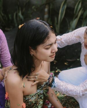 Aurélie Moeremans Instagram - “ Who would have thought a young girl as cheerful as you actually carried so much trauma inside for so long! Your soul is exhausted, Aurélie. It’s time to let go.. “ kata ibunya..

Saya ngga pindah agama, tenang. 
Bukan siraman juga! lol

Ini ritual adat Bali : Melukat. 

Melukat berasal dari kata “Sulukat” yakni Su yang berarti Baik dan Lukat yang artinya Pensucian. 
Dalam bahasa Indonesia, lukat memiliki arti melepaskan sesuatu dari kita.

“ Trauma creates changes you don’t choose. Healing is about creating change that you do choose. “

Semoga semua yang membaca ini diberi kesehatan, kebahagiaan dan ketenangan hati, selalu.♥️