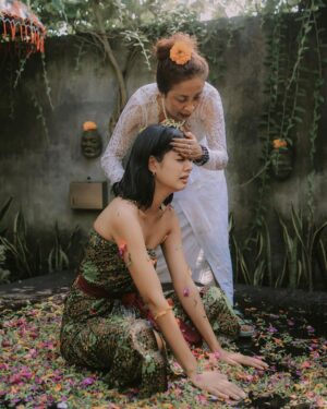 Aurélie Moeremans Instagram - “ Who would have thought a young girl as cheerful as you actually carried so much trauma inside for so long! Your soul is exhausted, Aurélie. It’s time to let go.. “ kata ibunya..

Saya ngga pindah agama, tenang. 
Bukan siraman juga! lol

Ini ritual adat Bali : Melukat. 

Melukat berasal dari kata “Sulukat” yakni Su yang berarti Baik dan Lukat yang artinya Pensucian. 
Dalam bahasa Indonesia, lukat memiliki arti melepaskan sesuatu dari kita.

“ Trauma creates changes you don’t choose. Healing is about creating change that you do choose. “

Semoga semua yang membaca ini diberi kesehatan, kebahagiaan dan ketenangan hati, selalu.♥️