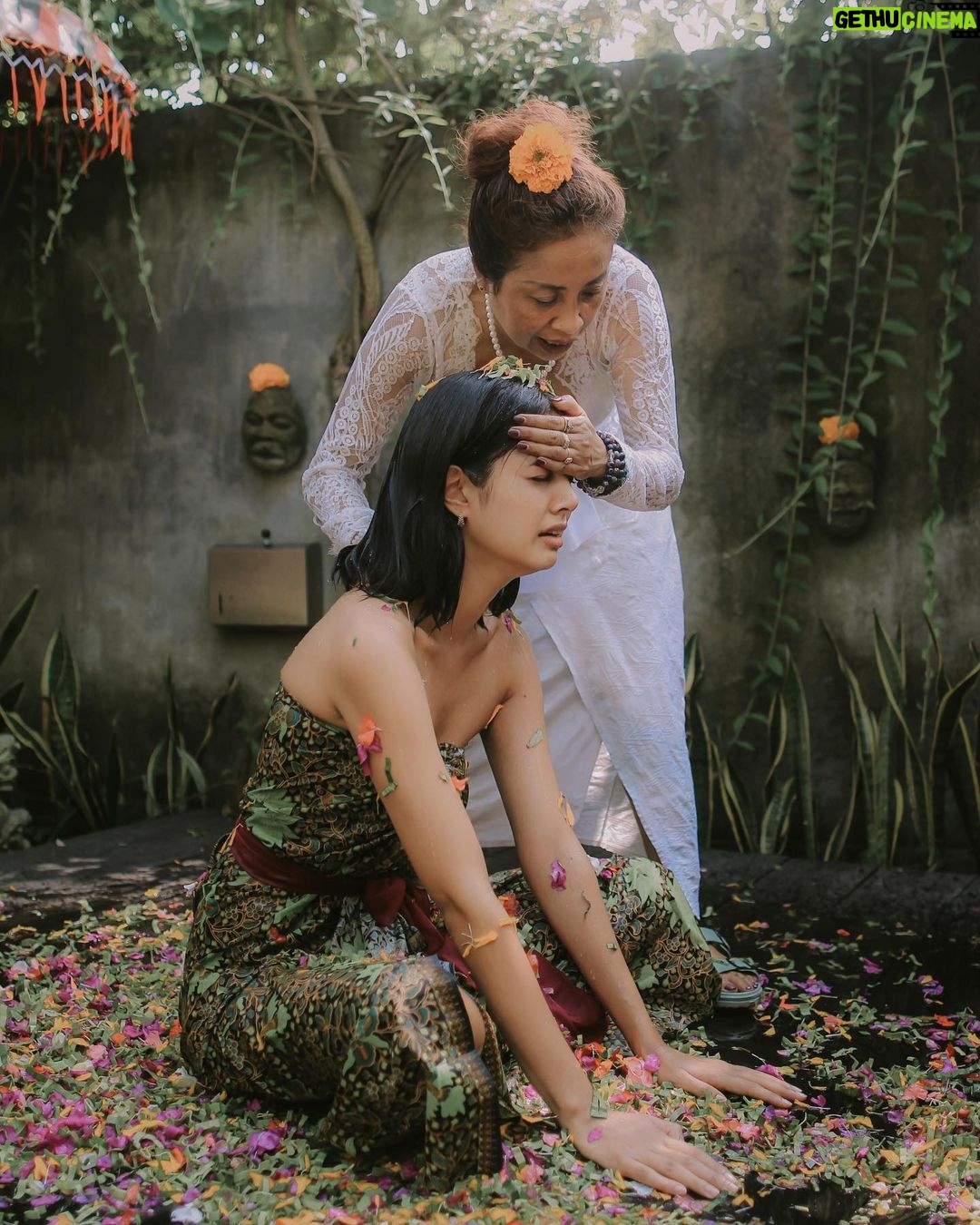 Aurélie Moeremans - 158.9K Likes - “ Who would have thought a young girl as cheerful as you actually carried so much trauma inside for so long! Your soul is exhausted, Aurélie. It’s time to let go.. “ kata ibunya..
Saya ngga pindah agama, tenang.
Bukan siraman juga! lol
Ini ritual adat Bali : Melukat.
Melukat berasal dari kata “Sulukat” yakni Su yang berarti Baik dan Lukat yang artinya Pensucian.
Dalam bahasa Indonesia, lukat memiliki arti melepaskan sesuatu dari kita.
“ Trauma creates changes you don’t choose. Healing is about creating change that you do choose. “
Semoga semua yang membaca ini diberi kesehatan, kebahagiaan dan ketenangan hati, selalu.♥️