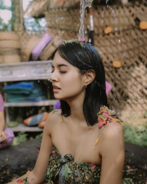 Aurélie Moeremans Instagram - “ Who would have thought a young girl as cheerful as you actually carried so much trauma inside for so long! Your soul is exhausted, Aurélie. It’s time to let go.. “ kata ibunya..

Saya ngga pindah agama, tenang. 
Bukan siraman juga! lol

Ini ritual adat Bali : Melukat. 

Melukat berasal dari kata “Sulukat” yakni Su yang berarti Baik dan Lukat yang artinya Pensucian. 
Dalam bahasa Indonesia, lukat memiliki arti melepaskan sesuatu dari kita.

“ Trauma creates changes you don’t choose. Healing is about creating change that you do choose. “

Semoga semua yang membaca ini diberi kesehatan, kebahagiaan dan ketenangan hati, selalu.♥️