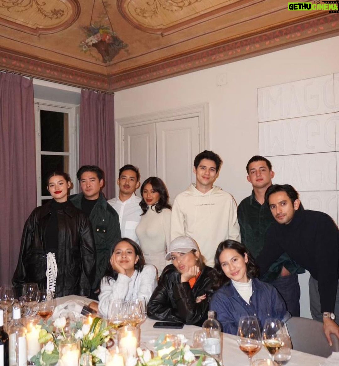 Aurélie Moeremans Instagram - New friends, good vibes, delicious food, blue skies ✨