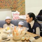 Aurélie Moeremans Instagram - Ini waktu belanjain baju lebaran buat anak-anak panti bersama @kitabisacom @voluntrip.kitabisa Jagoan yang bersama aku terus namanya Diaz, dia anaknya malu-malu tapi dia happy banget, gak hanya karena dapet baju dan sarung baru ( ciee ) tapi ternyata jalan-jalan ke mall aja itu sesuatu yang dia jarang alamin dan pas harus naik eskalator tangan aku digenggam kenceng, ternyata takut karena gak biasa naik eskalator 🥹 Sebelum pulang aku dikasih surat yang sweet banget full doa terbaik ❤️ Aku doain yang terbaik untuk semua anak panti ini dan juga semua yang membaca ini pastinya 😘