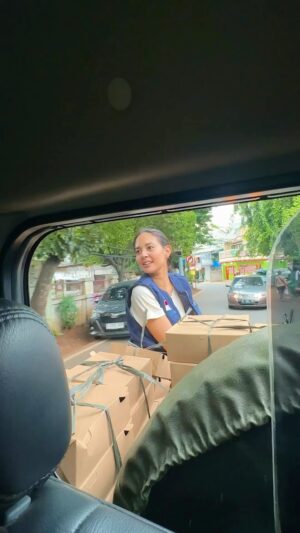 Aurélie Moeremans Instagram - Menyiapkan 1000 nasi box dalam sehari ternyata memang melelahkan, tapi kita berhasil! Sungguh luar biasa apa yang bisa kita capai bersama. Melihat wajah-wajah bahagia mereka yang menerima kotak nasi untuk berbuka, rasa lelah pun langsung hilang. Terima kasih banyak untuk tim @cakraabhipraya ! Next, apa lagi?
