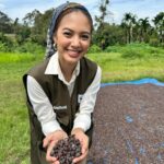 Aurélie Moeremans Instagram - Langkah kaki membawaku ke Desa Pantanlah, Aceh. Di tengah konflik gajah dan manusia, kopi menjadi secercah harapan bagi masyarakat. Biji kopi kering yang siap diolah menjadi kopi bubuk nikmat ini menjadi simbol perjuangan mereka untuk hidup dan memanfaatkan hasil alam. Bersama WWF-Indonesia, aku melihat secara langsung upaya keras masyarakat Desa Pantanlah demi hidup berdampingan dengan gajah. Kita harus apresiasi petani kopi di Desa Pantanlah, sebab mereka berupaya kuat untuk hidup berdampingan dengan gajah dan saling #BerbagiRuang dengan damai. #TogetherPossible Aceh, Banda Aceh