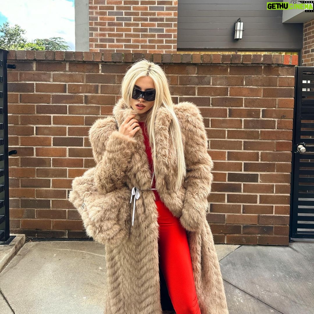 Ava Max Instagram - busy being an industry plant 🌱