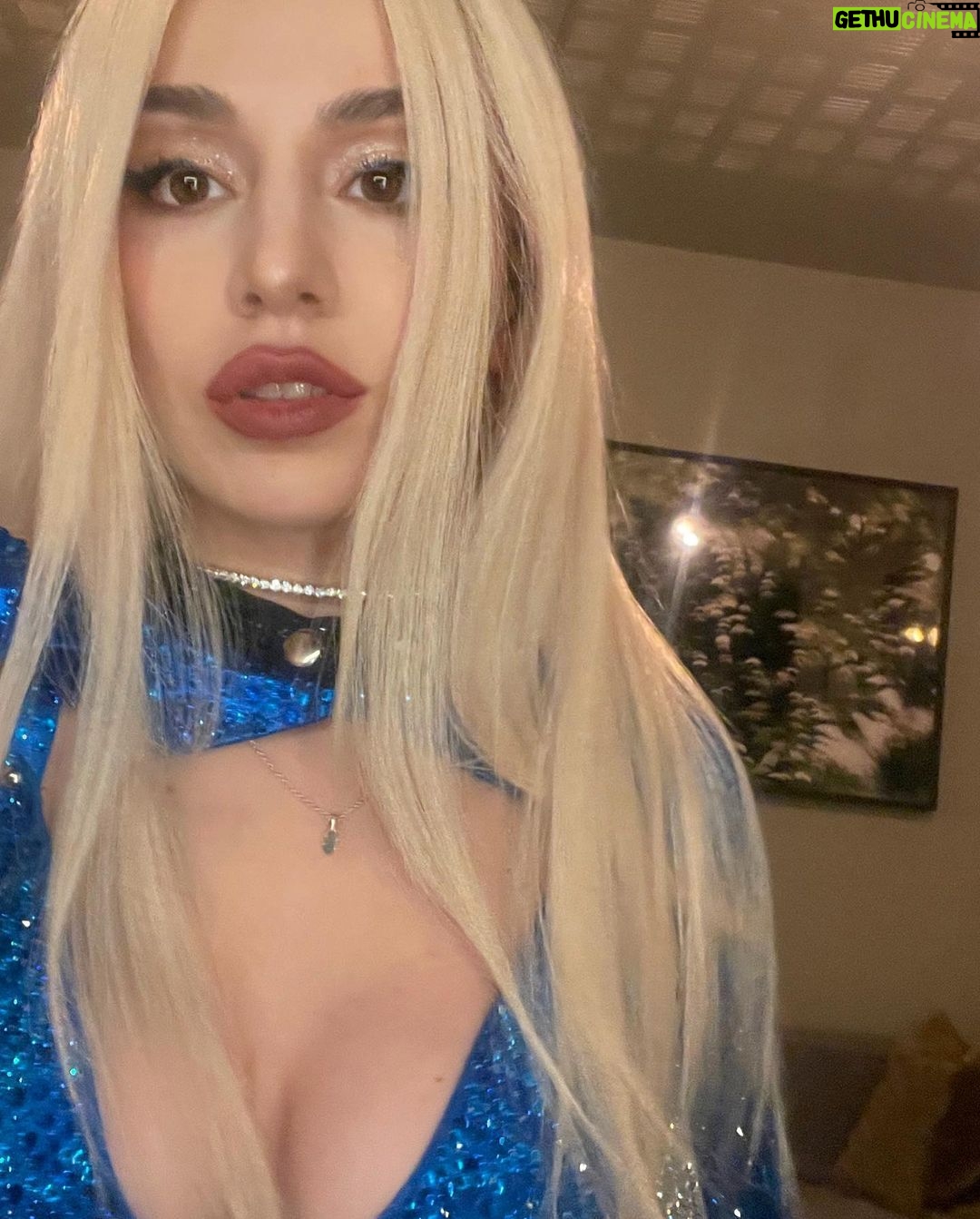 Ava Max Instagram - Tour tour tour!!!!!!!! Stockholm… Oslo… y’all were so incredible x love you with all of my heart ♥️ Brought a special guest on stage w me tonight for sbp @tixmusic 🙃