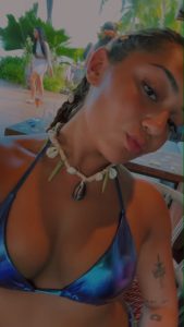 Avani Instagram - making jewelry in bora bora <3 🥥🐚🧜🏽‍♀️🥂 #trippinwithtarte #crafts Bora Bora