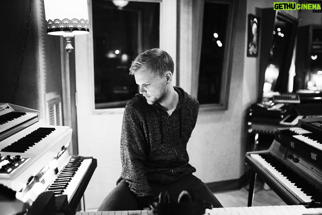 Avicii Instagram - So many options🤔 🎹🙃 © @sean_eriksson