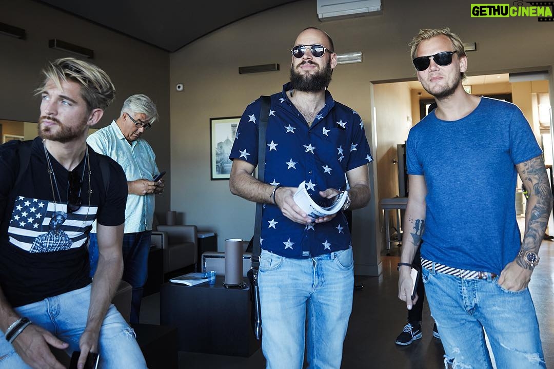 Avicii Instagram - Staring into nothing when the camera is present 😎😄