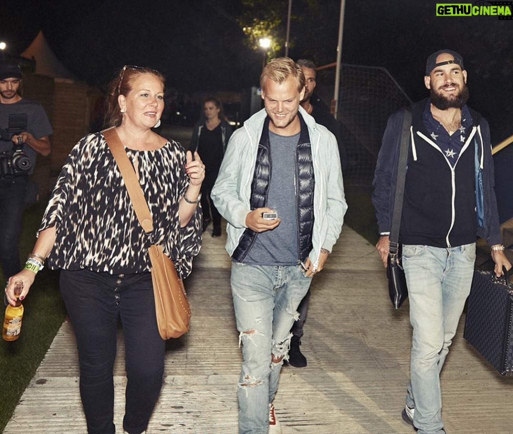 Avicii Instagram - Walking in to the Belfast show with my sister ❤️