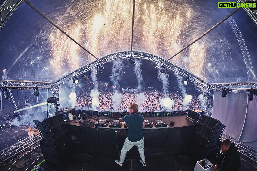 Avicii Instagram - Thank you Estonia and Weekend festival! In a few hours I'm doing my last show ever in Sweden 😮Det här blir kul Malmö!!😃