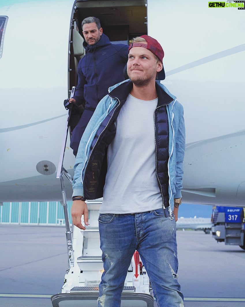 Avicii Instagram - Caption this 😄 see you soon Estonia! 🖖🏻
