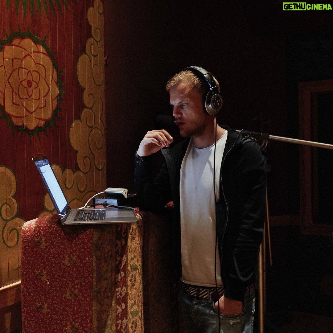 Avicii - 142.4K Likes - Studiomode 🤙