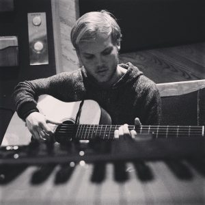Avicii Instagram - String picking on Lonely Together 🔥🎸 #LonelyTogether