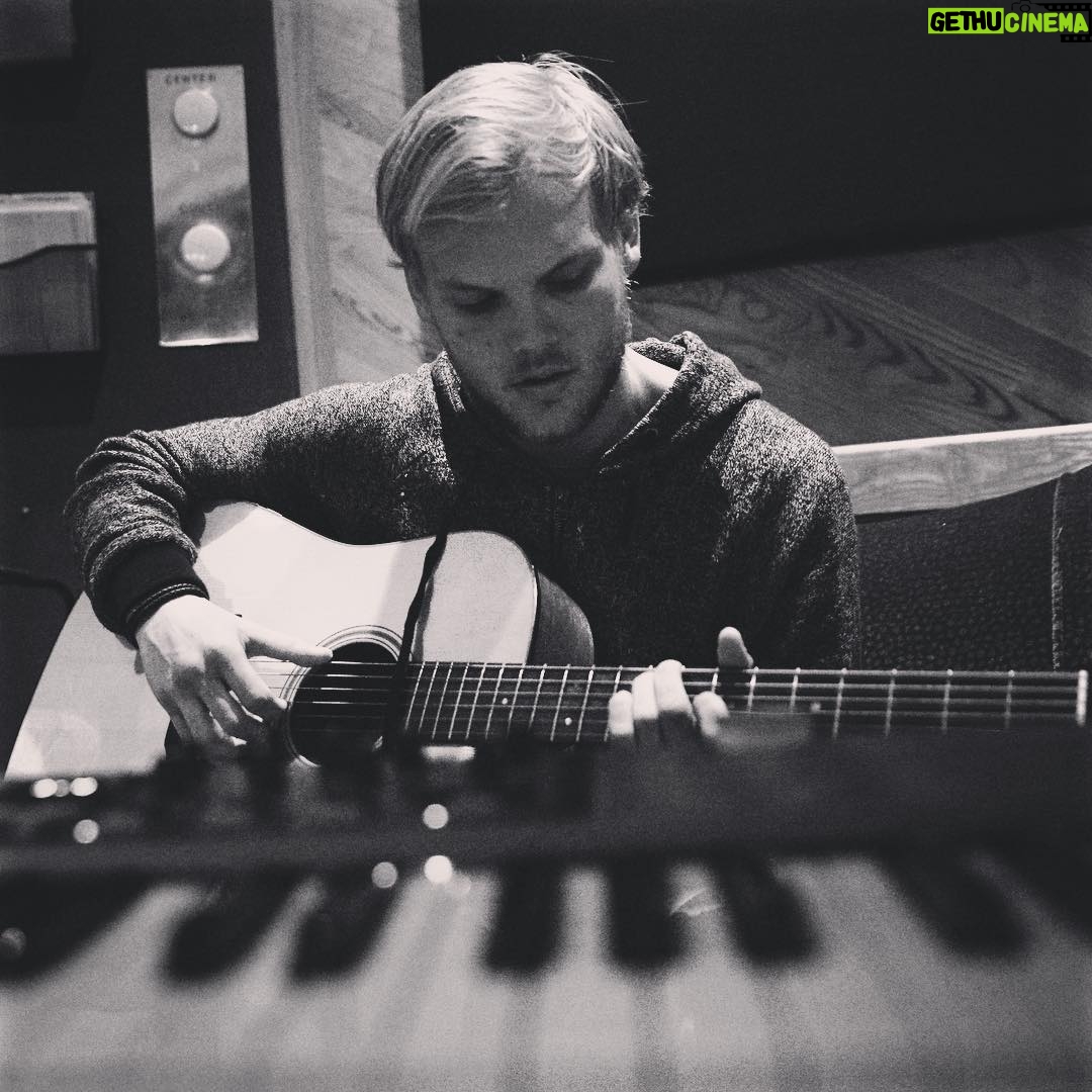 Avicii - 142.3K Likes - String picking on Lonely Together 🔥🎸 #LonelyTogether