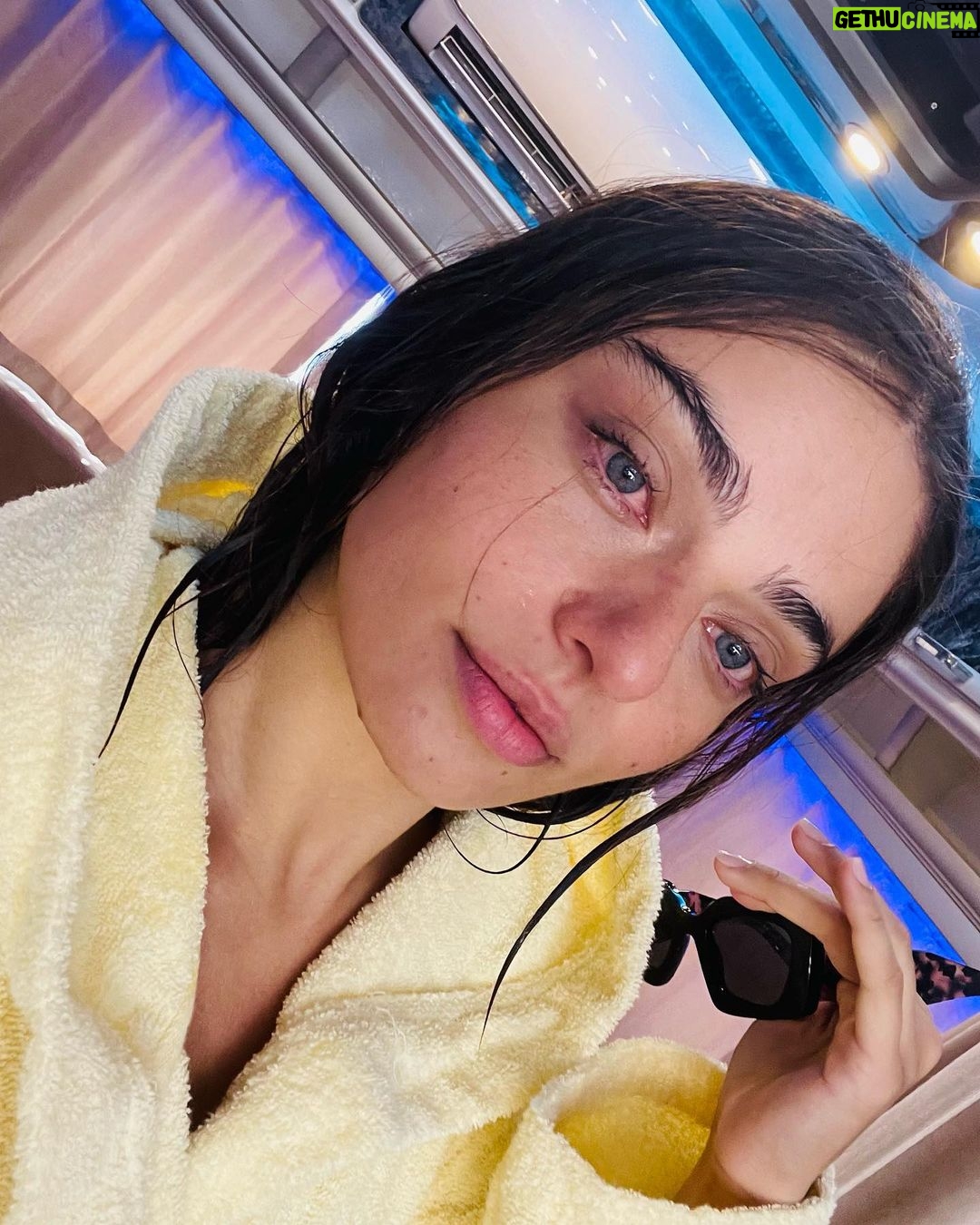 Ayça Ayşin Turan Instagram - Yaa ben aşırı heyecanlıyımm… hemen yarın olsunn 🎊 Filmden önce, (tabii ki spoiler vermeden) setten bir kaç an sizlere… hazırsanız buyrun 😋 10’uncu posta dikkat 😅 @ekocofficial @muratsaracoglu @evrenkarabyk @armanguvenc @netflixturkiye ♥️
