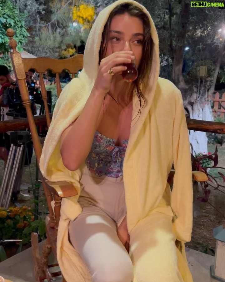 Ayça Ayşin Turan Instagram - Yaa ben aşırı heyecanlıyımm… hemen yarın olsunn 🎊 Filmden önce, (tabii ki spoiler vermeden) setten bir kaç an sizlere… hazırsanız buyrun 😋 10’uncu posta dikkat 😅 @ekocofficial @muratsaracoglu @evrenkarabyk @armanguvenc @netflixturkiye ♥️