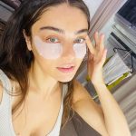 Ayça Ayşin Turan Instagram – Yaa ben aşırı heyecanlıyımm… hemen yarın olsunn 🎊 Filmden önce, (tabii ki spoiler vermeden) setten bir kaç an sizlere… hazırsanız buyrun 😋
10’uncu posta dikkat 😅 @ekocofficial @muratsaracoglu @evrenkarabyk @armanguvenc
@netflixturkiye ♥️