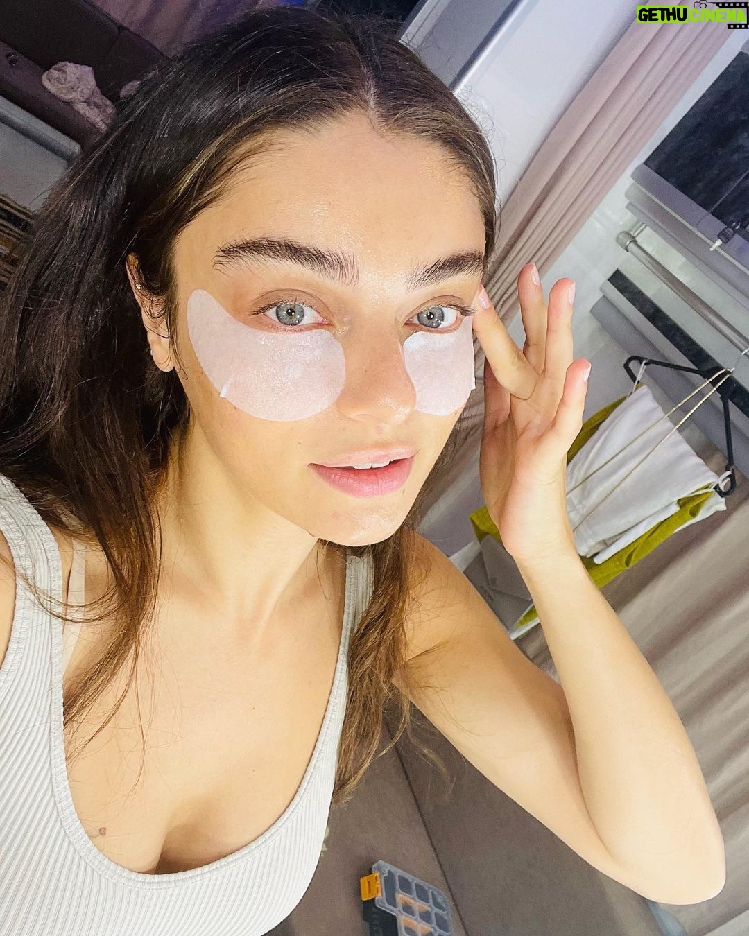 Ayça Ayşin Turan Instagram - Yaa ben aşırı heyecanlıyımm… hemen yarın olsunn 🎊 Filmden önce, (tabii ki spoiler vermeden) setten bir kaç an sizlere… hazırsanız buyrun 😋 10’uncu posta dikkat 😅 @ekocofficial @muratsaracoglu @evrenkarabyk @armanguvenc @netflixturkiye ♥️