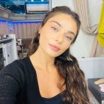 Ayça Ayşin Turan Instagram – Yaa ben aşırı heyecanlıyımm… hemen yarın olsunn 🎊 Filmden önce, (tabii ki spoiler vermeden) setten bir kaç an sizlere… hazırsanız buyrun 😋
10’uncu posta dikkat 😅 @ekocofficial @muratsaracoglu @evrenkarabyk @armanguvenc
@netflixturkiye ♥️