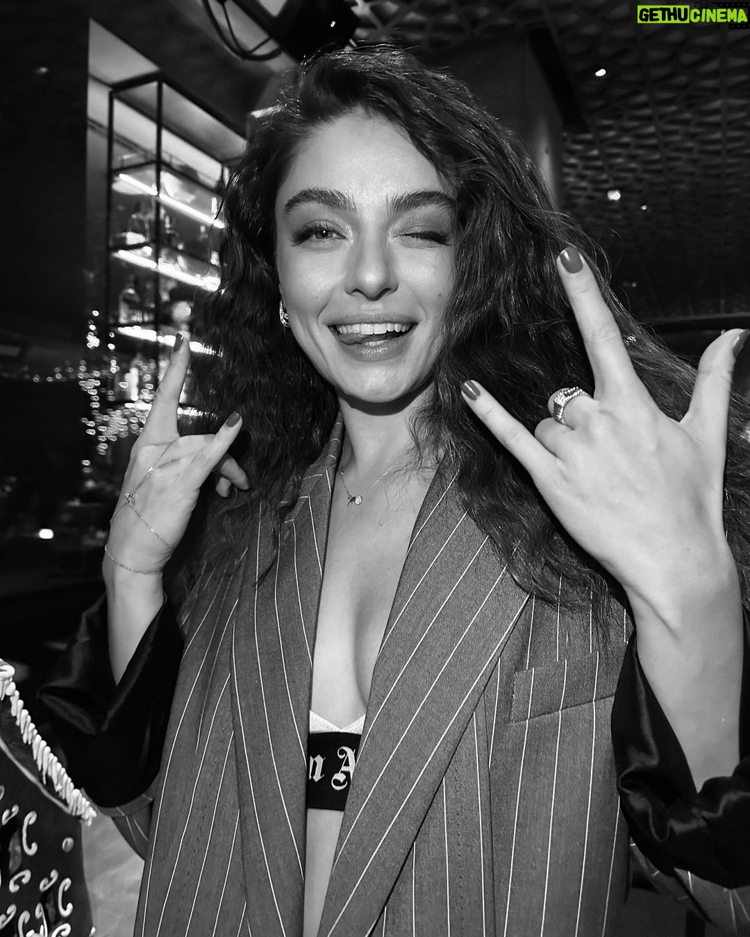 Ayça Ayşin Turan Instagram - Sonunda siyah beyazdan vazgeçmişimdir 🤭👉🏻🤫
