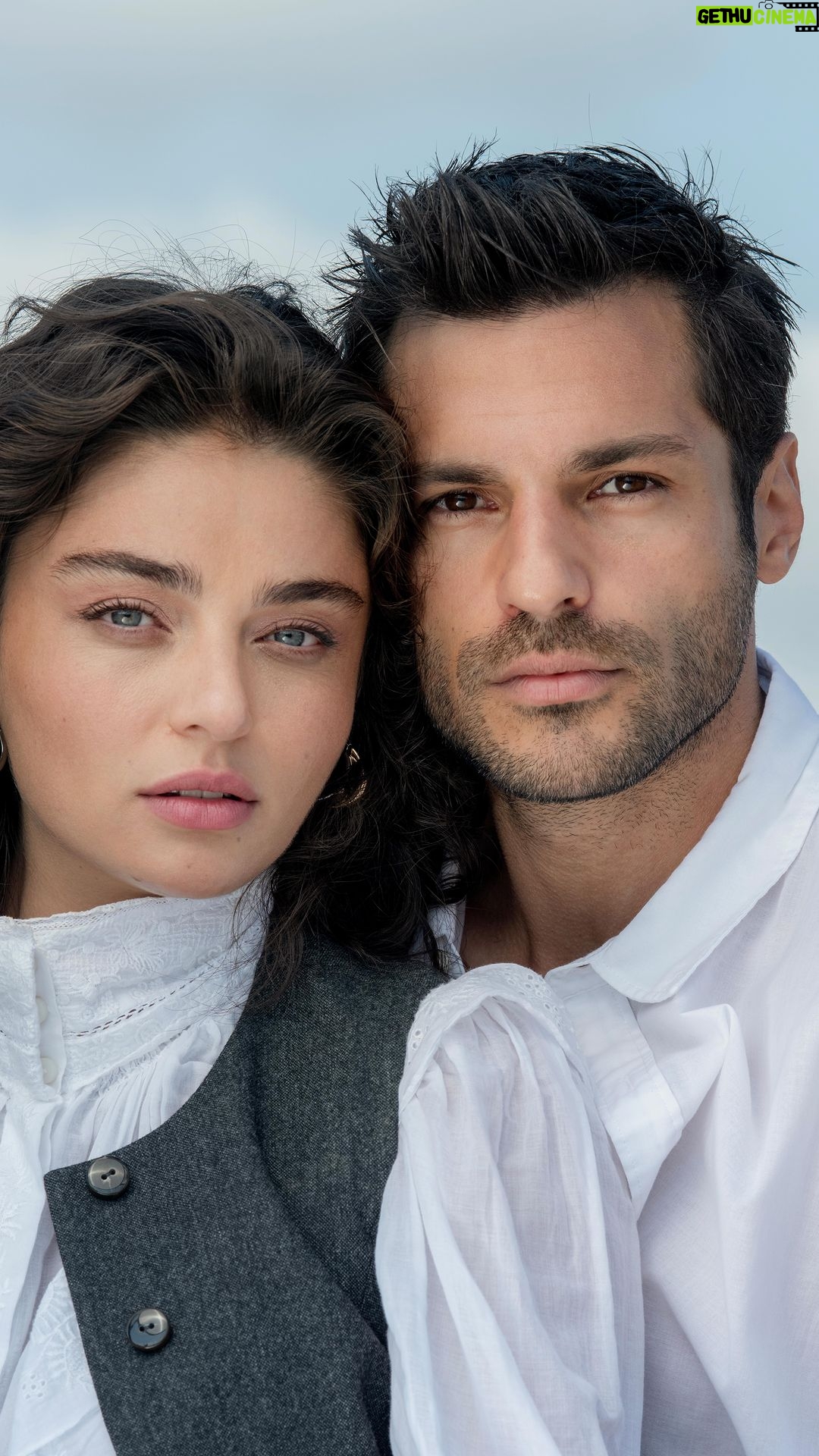 Ayça Ayşin Turan Instagram - Biz çok heyecanlıyız bu akşam sizlerle @foxturkiye de buluşuyoruz🩵 @serkancayoglu @dizikaderbaglari #KaderBağları 😎🖤 Photographer: @muhsinakgunofficial Styling: @pinaraytas Hair: @mutluahmet.sinan @rojinbotaann Make up: @rufiyekalmazzz Editing: @cagdassercan 🥰