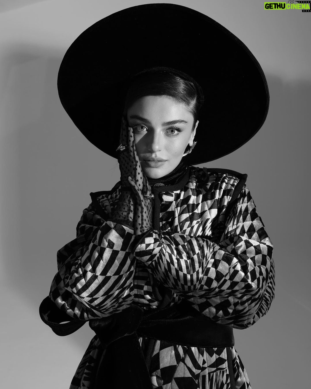 Ayça Ayşin Turan Instagram - Ne güzel bi çekimdi😍🤍 Fotoğraf: @elifdemiralpp Fotoğraf asistanı: @tarcan.tan Styling: @kayaefk Prodüksiyon: @betulkilickayaa Make up: @aynnur Sac: @mutluahmet.sinan @gozdeyilmaz @simgebirben 🚀🤟🏻❤️