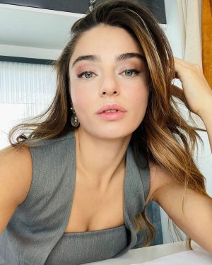 Ayça Ayşin Turan Instagram - Günaydın bi gün yine fotoğraf seçememişimdir 🤫🙇🏻‍♀️🌸
