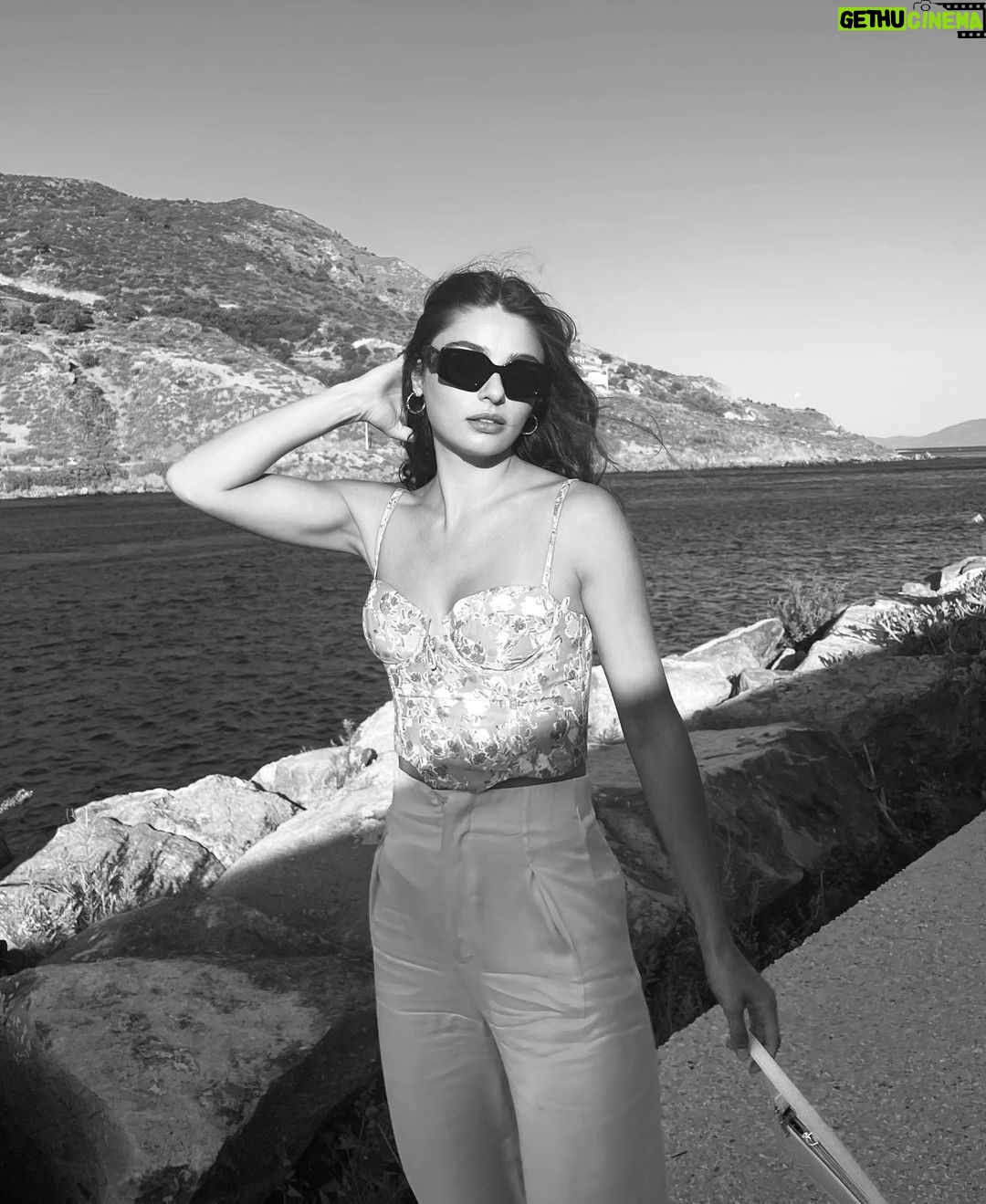 Ayça Ayşin Turan Instagram - Sahra’nın da olmasın mıydı bi siyah beyaz postu 🤫🫠🖤 İyi pazarlar 🌸🤓 #Senİnandır 🎬🍿