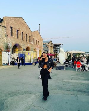 Ayça Ayşin Turan Instagram - Henüz görmeyenler, hemen 👉🏻 #comtemporaryartist ye 🫠🤓