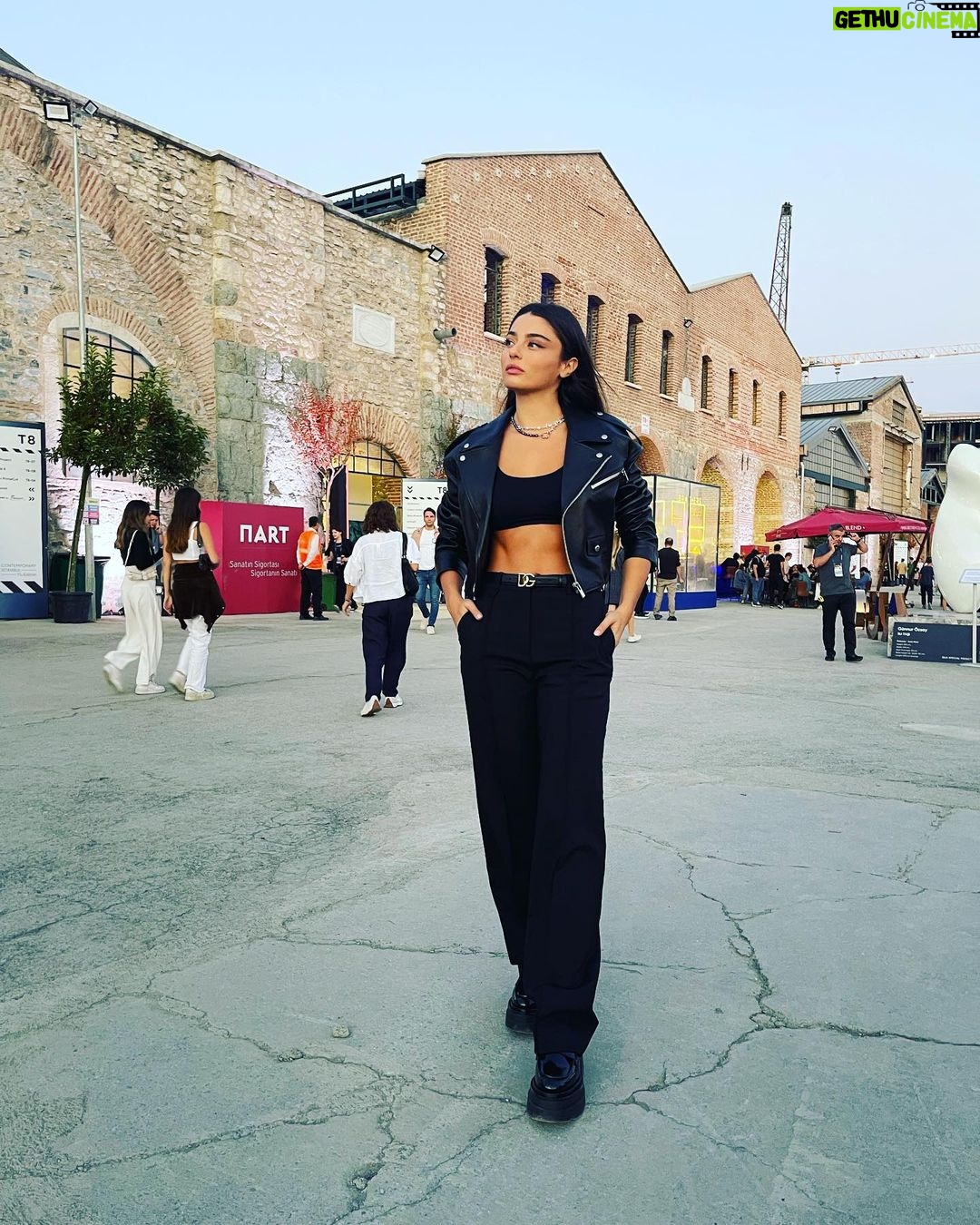 Ayça Ayşin Turan - 633.8K Likes - Henüz görmeyenler, hemen 👉🏻 #comtemporaryartist ye 🫠🤓