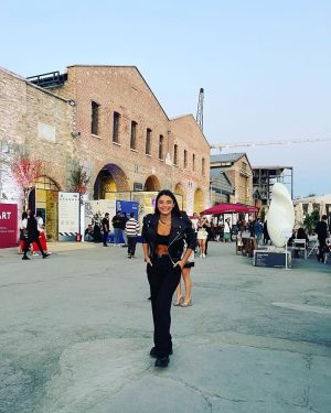Ayça Ayşin Turan Instagram - Henüz görmeyenler, hemen 👉🏻 #comtemporaryartist ye 🫠🤓