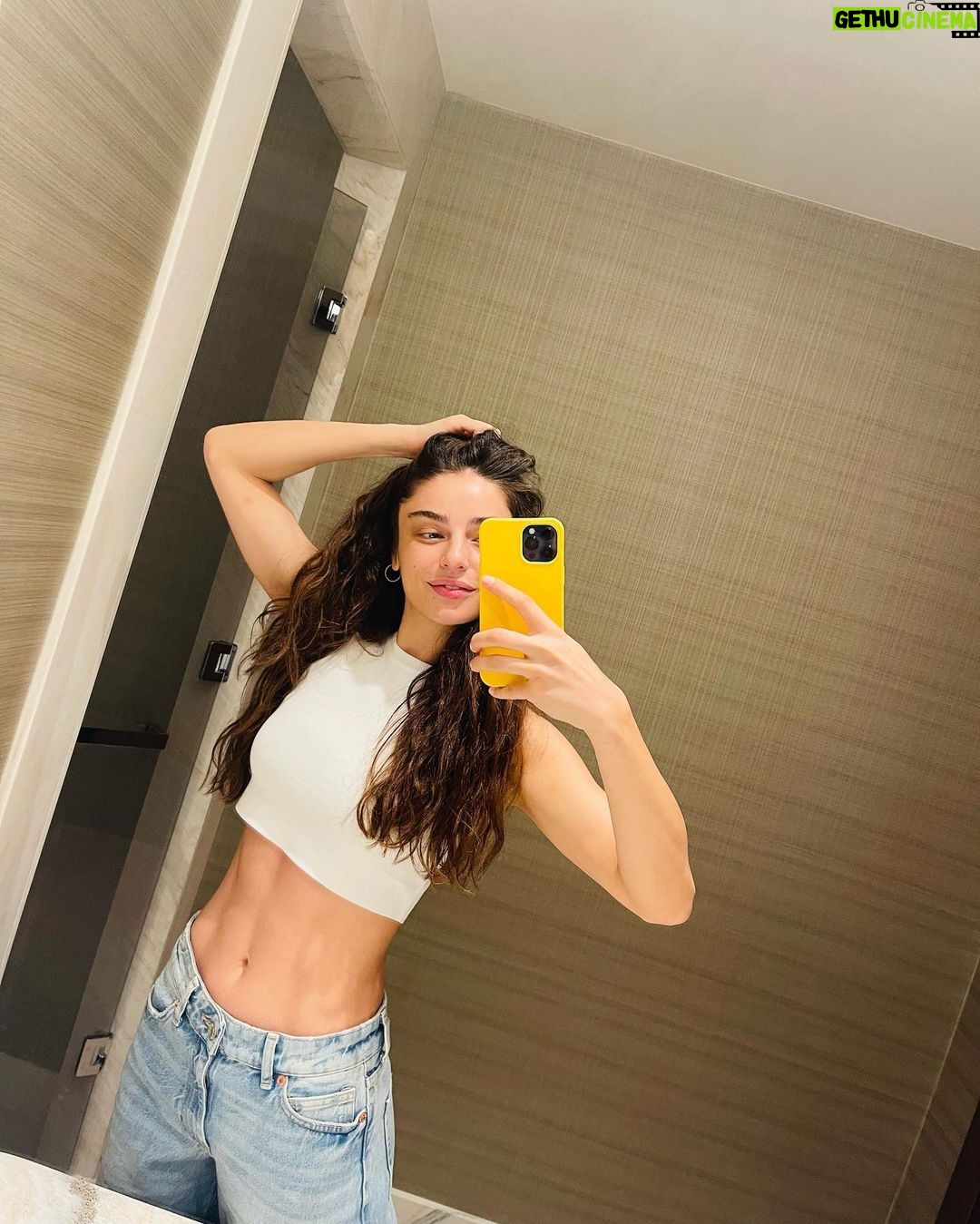 Ayça Ayşin Turan - 588.2K Likes - 💛