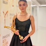 Ayça Ayşin Turan Instagram – Küçük bir teşekkür listesine hazır mısınız? 😌
İki gün oldu setimizi bitirip, İzmir’den İstanbul’a döneli. Öncelikle beni bu kadar kısa bir zamanda Altın Kelebek Ödül Töreni’ne hazırlayan Sevgili Erkan Altunay’a teşekkür etmek isterim. İçinde kendimi ‘kendim gibi’ hissettiğim harika tasarımı için @museumoffineclothing Eda Güngör’e çok ama çok teşekkür ederim. Makyajım ve saçım için Ali Rıza Özdemir ve Mutlu Ahmet Sinan’a çook teşekkür ederim. 
Dün gece ilk kez Altın Kelebek sahnesine ödül almak için çıktım. Tahminimden çok çok daha heyecanlandım. Beni destekleyen, bu ödüle layık olduğumu düşünüp oy veren tüm sevenlerime binlerce kez teşekkür ederim. 
Bu ödülün kalbimdeki yeri daima bambaşka olacak. Zor zamanlardan geçiyorum doğru, bu süreçte sizlerden aldığım desteğin önemi de yadsınamaz; sizlere de çok teşekkür ederim. 
Şimdi, daima ve ben nefes aldıkça olduğu her yerden gururla bana bakacak olan canım babacığım, sana da selam olsun! Bu ödül senin için… Hep kalbimdesin❤️

Styling @erkanaltunay 
Make up @alirizaozdemir 
Hair @mutluahmet.sinan
Dress @museumoffineclothing / @edagungor1
Shoes @miumiu 
Jewellery @kafkas_jewellery 
And Best Team ☘️
@gozdeyilmaz 
@simgebirben