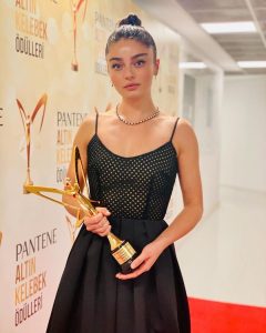Ayça Ayşin Turan Instagram - Küçük bir teşekkür listesine hazır mısınız? 😌 İki gün oldu setimizi bitirip, İzmir’den İstanbul’a döneli. Öncelikle beni bu kadar kısa bir zamanda Altın Kelebek Ödül Töreni’ne hazırlayan Sevgili Erkan Altunay’a teşekkür etmek isterim. İçinde kendimi ‘kendim gibi’ hissettiğim harika tasarımı için @museumoffineclothing Eda Güngör’e çok ama çok teşekkür ederim. Makyajım ve saçım için Ali Rıza Özdemir ve Mutlu Ahmet Sinan’a çook teşekkür ederim. Dün gece ilk kez Altın Kelebek sahnesine ödül almak için çıktım. Tahminimden çok çok daha heyecanlandım. Beni destekleyen, bu ödüle layık olduğumu düşünüp oy veren tüm sevenlerime binlerce kez teşekkür ederim. Bu ödülün kalbimdeki yeri daima bambaşka olacak. Zor zamanlardan geçiyorum doğru, bu süreçte sizlerden aldığım desteğin önemi de yadsınamaz; sizlere de çok teşekkür ederim. Şimdi, daima ve ben nefes aldıkça olduğu her yerden gururla bana bakacak olan canım babacığım, sana da selam olsun! Bu ödül senin için… Hep kalbimdesin❤️ Styling @erkanaltunay Make up @alirizaozdemir Hair @mutluahmet.sinan Dress @museumoffineclothing / @edagungor1 Shoes @miumiu Jewellery @kafkas_jewellery And Best Team ☘️ @gozdeyilmaz @simgebirben