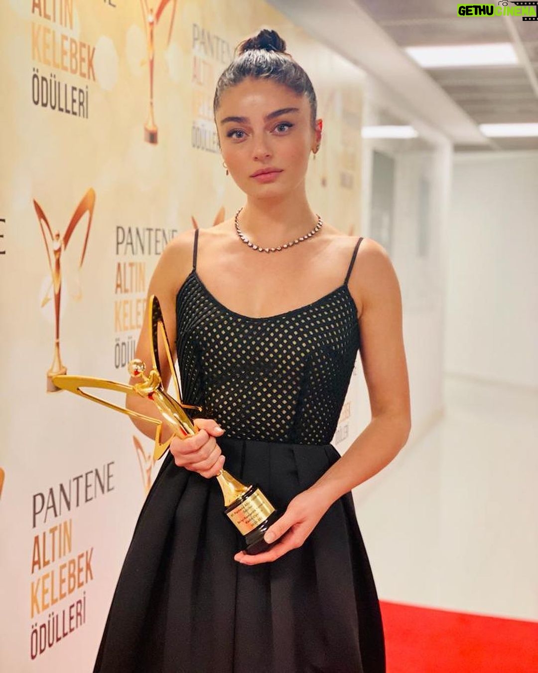 Ayça Ayşin Turan - 669.8K Likes - Küçük bir teşekkür listesine hazır mısınız? 😌
İki gün oldu setimizi bitirip, İzmir’den İstanbul’a döneli. Öncelikle beni bu kadar kısa bir zamanda Altın Kelebek Ödül Töreni’ne hazırlayan Sevgili Erkan Altunay’a teşekkür etmek isterim. İçinde kendimi ‘kendim gibi’ hissettiğim harika tasarımı için @museumoffineclothing Eda Güngör’e çok ama çok teşekkür ederim. Makyajım ve saçım için Ali Rıza Özdemir ve Mutlu Ahmet Sinan’a çook teşekkür ederim.
Dün gece ilk kez Altın Kelebek sahnesine ödül almak için çıktım. Tahminimden çok çok daha heyecanlandım. Beni destekleyen, bu ödüle layık olduğumu düşünüp oy veren tüm sevenlerime binlerce kez teşekkür ederim.
Bu ödülün kalbimdeki yeri daima bambaşka olacak. Zor zamanlardan geçiyorum doğru, bu süreçte sizlerden aldığım desteğin önemi de yadsınamaz; sizlere de çok teşekkür ederim.
Şimdi, daima ve ben nefes aldıkça olduğu her yerden gururla bana bakacak olan canım babacığım, sana da selam olsun! Bu ödül senin için… Hep kalbimdesin❤️
Styling @erkanaltunay
Make up @alirizaozdemir
Hair @mutluahmet.sinan
Dress @museumoffineclothing / @edagungor1
Shoes @miumiu
Jewellery @kafkas_jewellery
And Best Team ☘️
@gozdeyilmaz
@simgebirben
