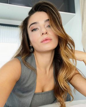 Ayça Ayşin Turan Instagram - Günaydın bi gün yine fotoğraf seçememişimdir 🤫🙇🏻‍♀️🌸