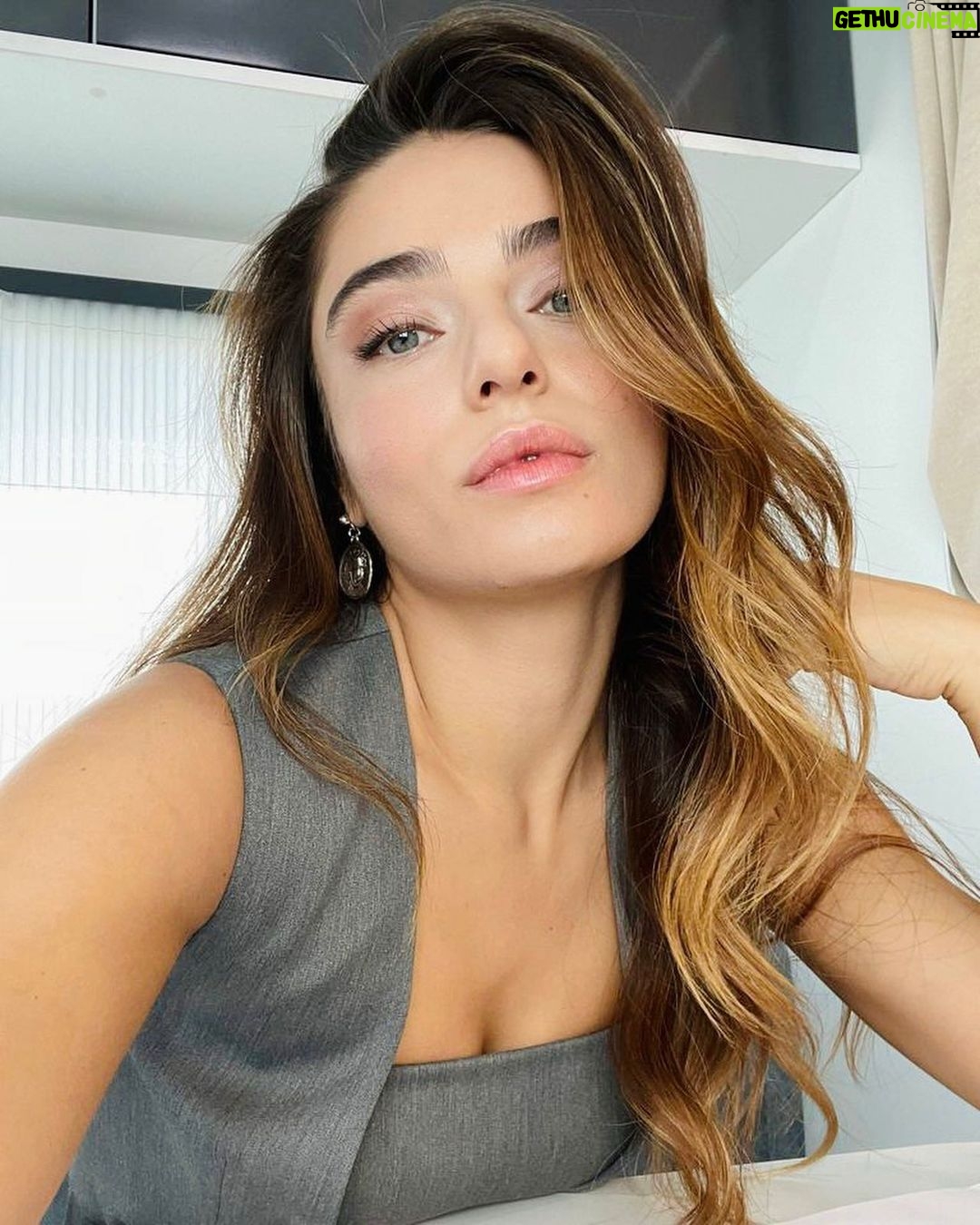 Ayça Ayşin Turan - 658.1K Likes - Günaydın bi gün yine fotoğraf seçememişimdir 🤫🙇🏻♀️🌸