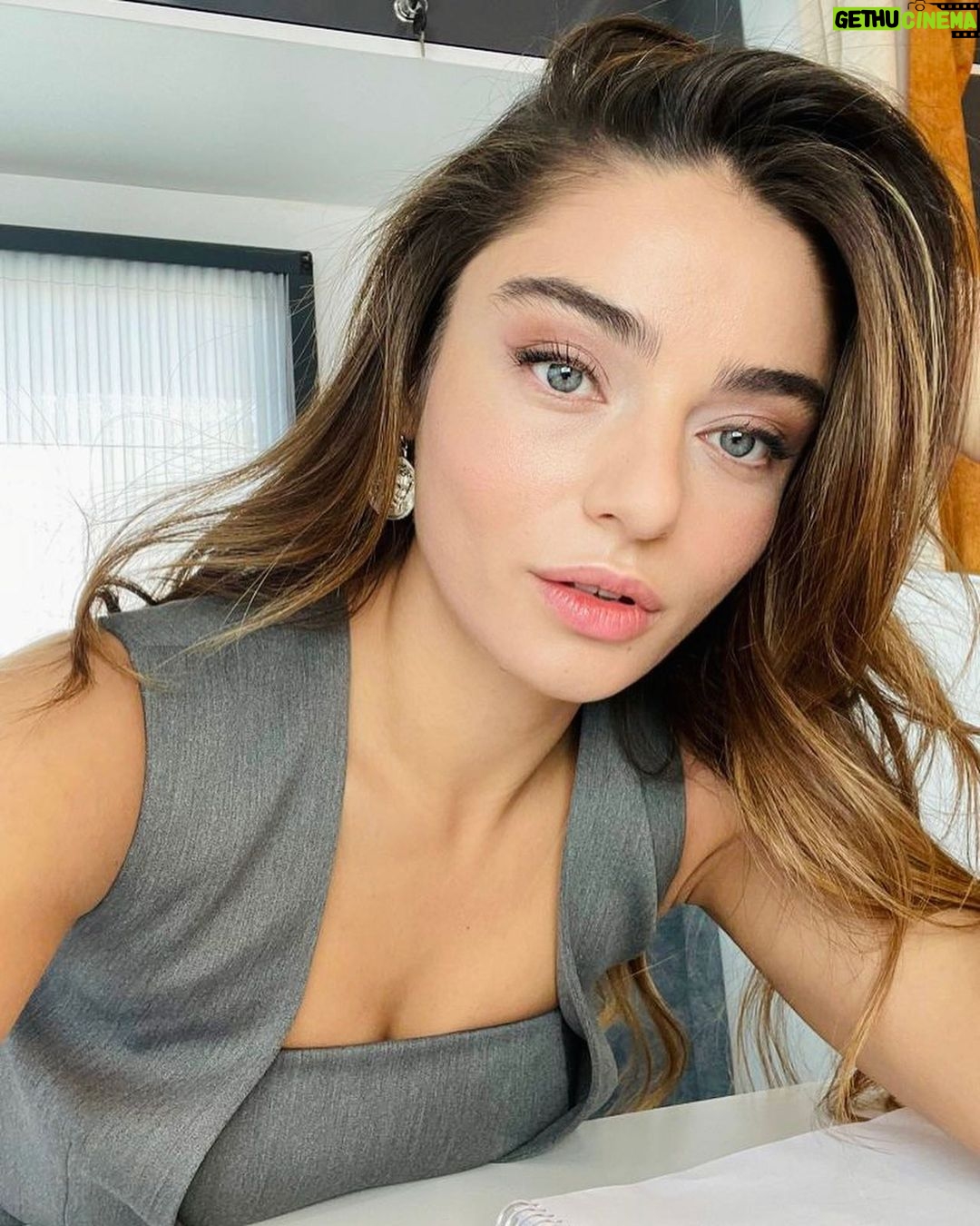 Ayça Ayşin Turan - 658.1K Likes - Günaydın bi gün yine fotoğraf seçememişimdir 🤫🙇🏻♀️🌸