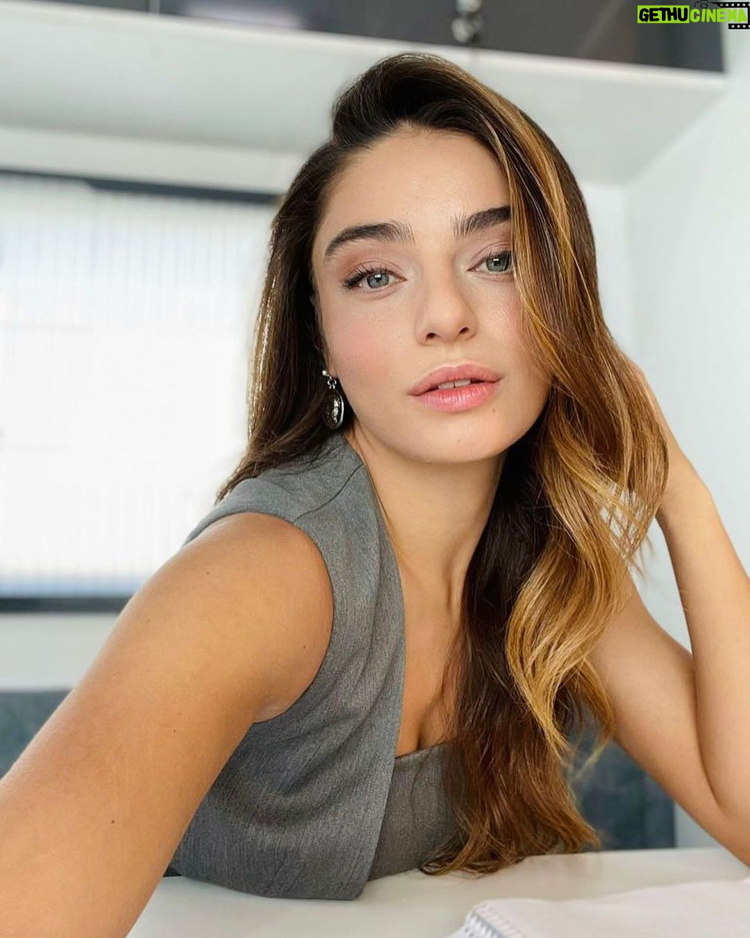 Ayça Ayşin Turan - 658.1K Likes - Günaydın bi gün yine fotoğraf seçememişimdir 🤫🙇🏻♀️🌸