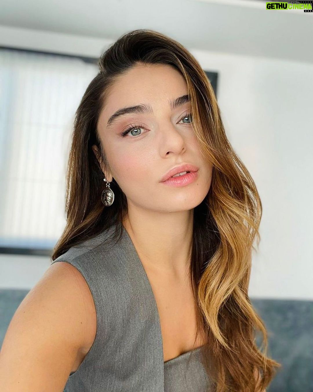 Ayça Ayşin Turan - 658.1K Likes - Günaydın bi gün yine fotoğraf seçememişimdir 🤫🙇🏻♀️🌸
