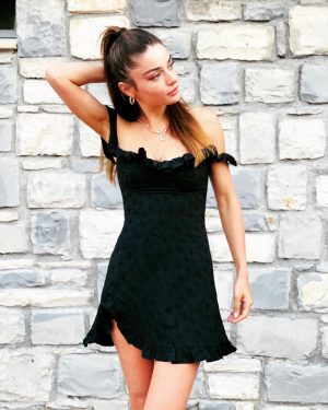 Ayça Ayşin Turan Instagram - Dün gece heyecanımıza ortak olduğunuz için tüm izleyicilerimize çoook teşekkkürler 😍❤️ Benim hala kalbim güm güm 😬 aynı heyecanla biz çalışmaya devam, İzmir’den kocaman sevgiler ♥️♥️
Veee İstanbul’dan imdadıma yetişerek bu güzel kıyafeti hazırlayan @nilayko çook çoook teşekkür ederim. 
Ve tabii ki canım @gozdeyilmaz 
Sizi çok seviyorum, iyi ki varsınız
❤️💫🍀