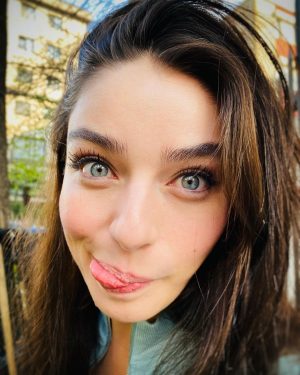 Ayça Ayşin Turan Instagram - Selam cınımmm 🐰