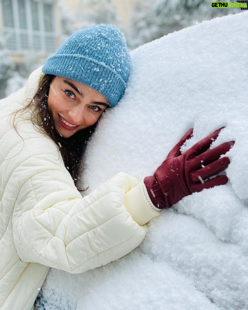 Ayça Ayşin Turan Instagram - Küçükken ellerim soğuktan sızlasa da karla oynamaya devam etmek için inat edenlerdendim🤓⛄️ bugün de tadını çıkarmayalım mı yani 😏🥳🤍 #yaşasınkaryağdı❄️☃️