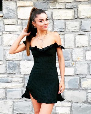 Ayça Ayşin Turan Instagram - Dün gece heyecanımıza ortak olduğunuz için tüm izleyicilerimize çoook teşekkkürler 😍❤️ Benim hala kalbim güm güm 😬 aynı heyecanla biz çalışmaya devam, İzmir’den kocaman sevgiler ♥️♥️
Veee İstanbul’dan imdadıma yetişerek bu güzel kıyafeti hazırlayan @nilayko çook çoook teşekkür ederim. 
Ve tabii ki canım @gozdeyilmaz 
Sizi çok seviyorum, iyi ki varsınız
❤️💫🍀
