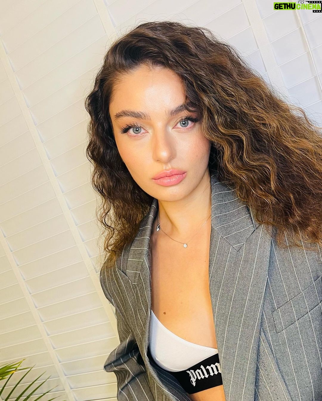 Ayça Ayşin Turan Instagram - Sonunda siyah beyazdan vazgeçmişimdir 🤭👉🏻🤫